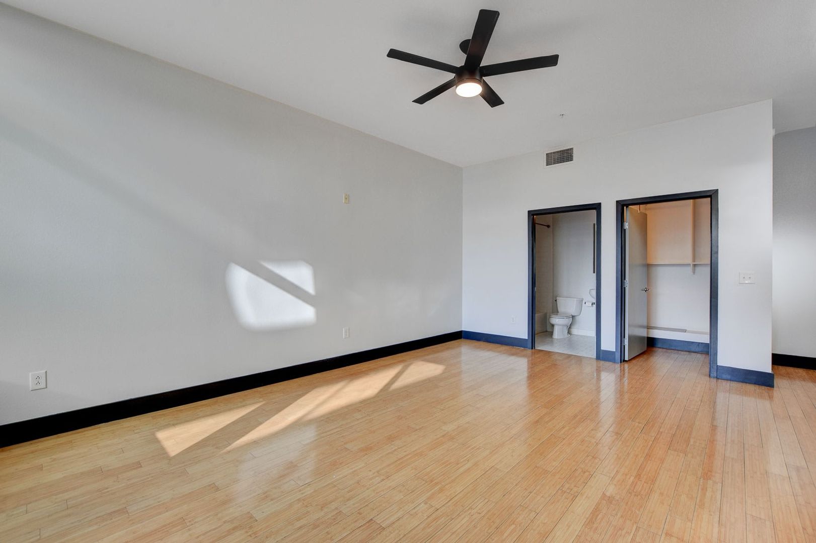 Loft 5 310 Stunning 1Bd 2 5Ba Two Level Loft Offers 1776Sf Of Expansive Spacing – photo 4