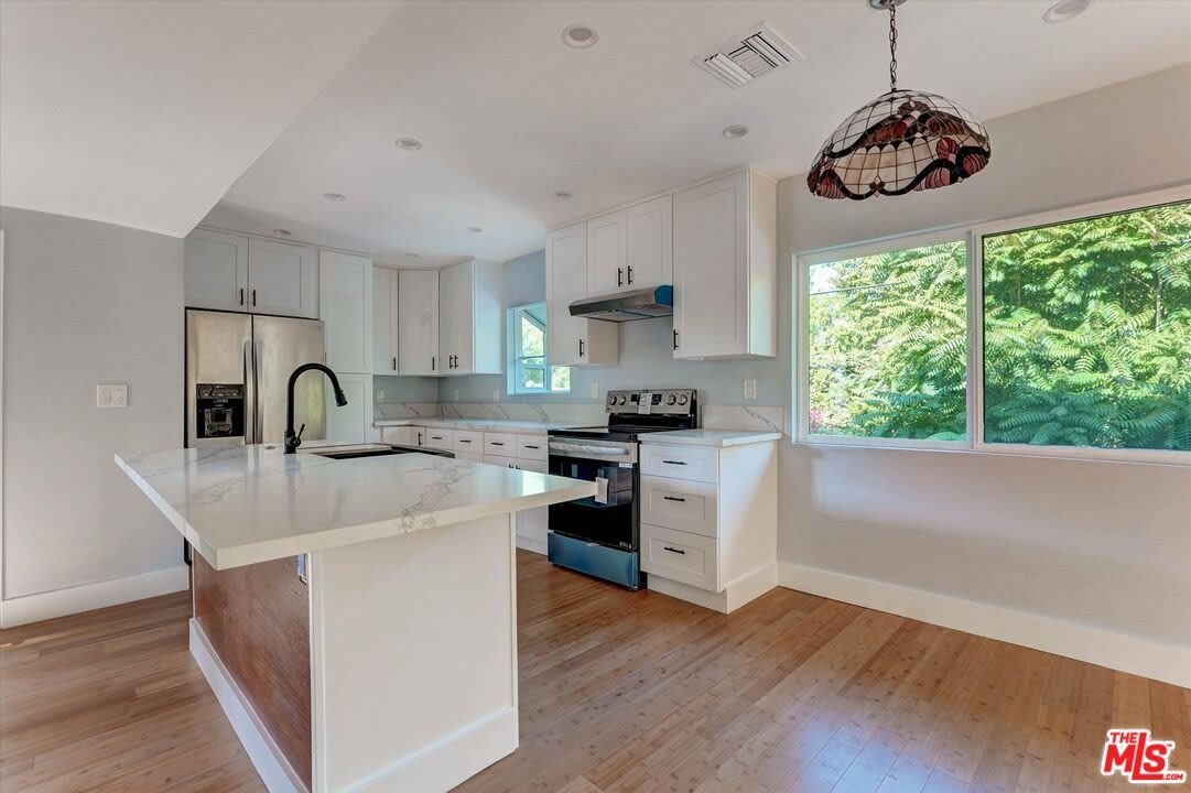 5726 Woodman Ave – photo 1