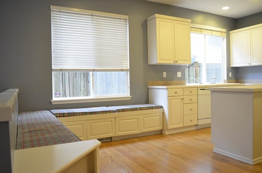 Beautifully Designed Home with Open Layout and Island Kitchen – photo 4