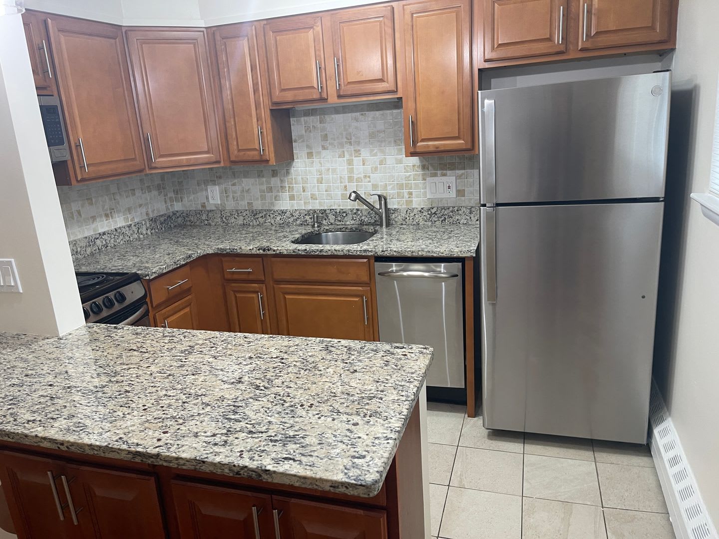 2 Free Months Coolidge Corner Renovated Spacious And Very Sunny Top Floor 2 Bed Ht And Hw Inc June Or July – photo 2
