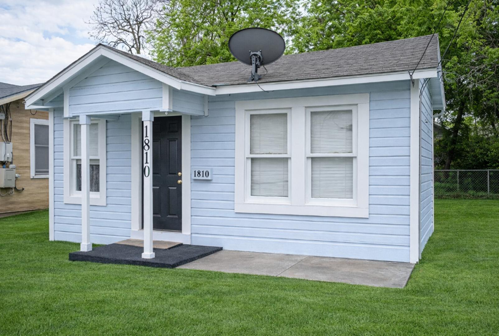2BR/1BA Ideal Home Near Downtown – photo 3