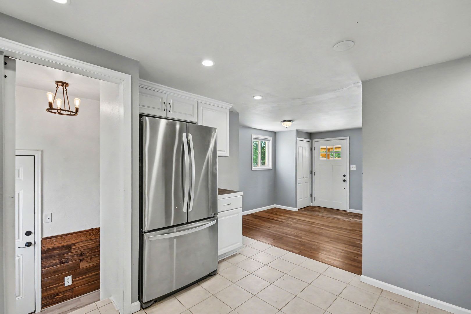 Updated 5 Bed House w/ Central AC & Fenced Backyard – photo 5