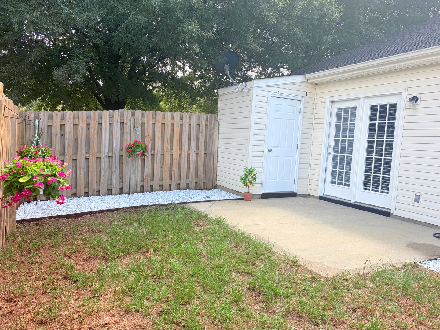 Charming Corner-Lot End Unit with Private Courtyard in Prime Lexington Location! – photo 2