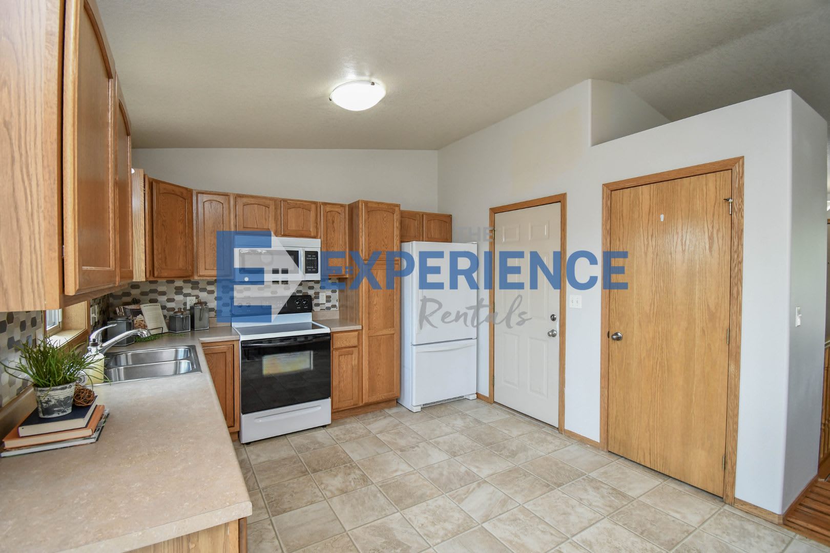 Spacious Ranch Home with 3-Car Garage, Finished Basement & Fenced Yard! – photo 4