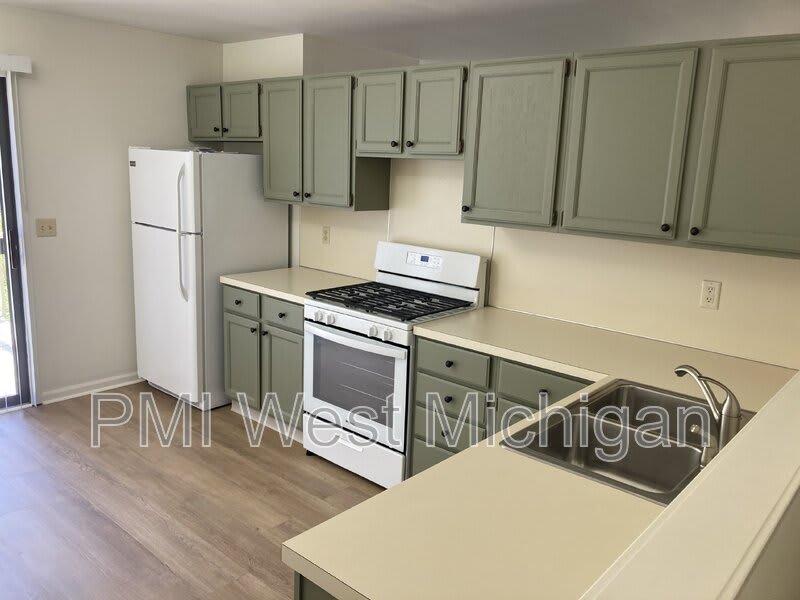 2703 Woodmeadow Avenue Southeast – photo 3