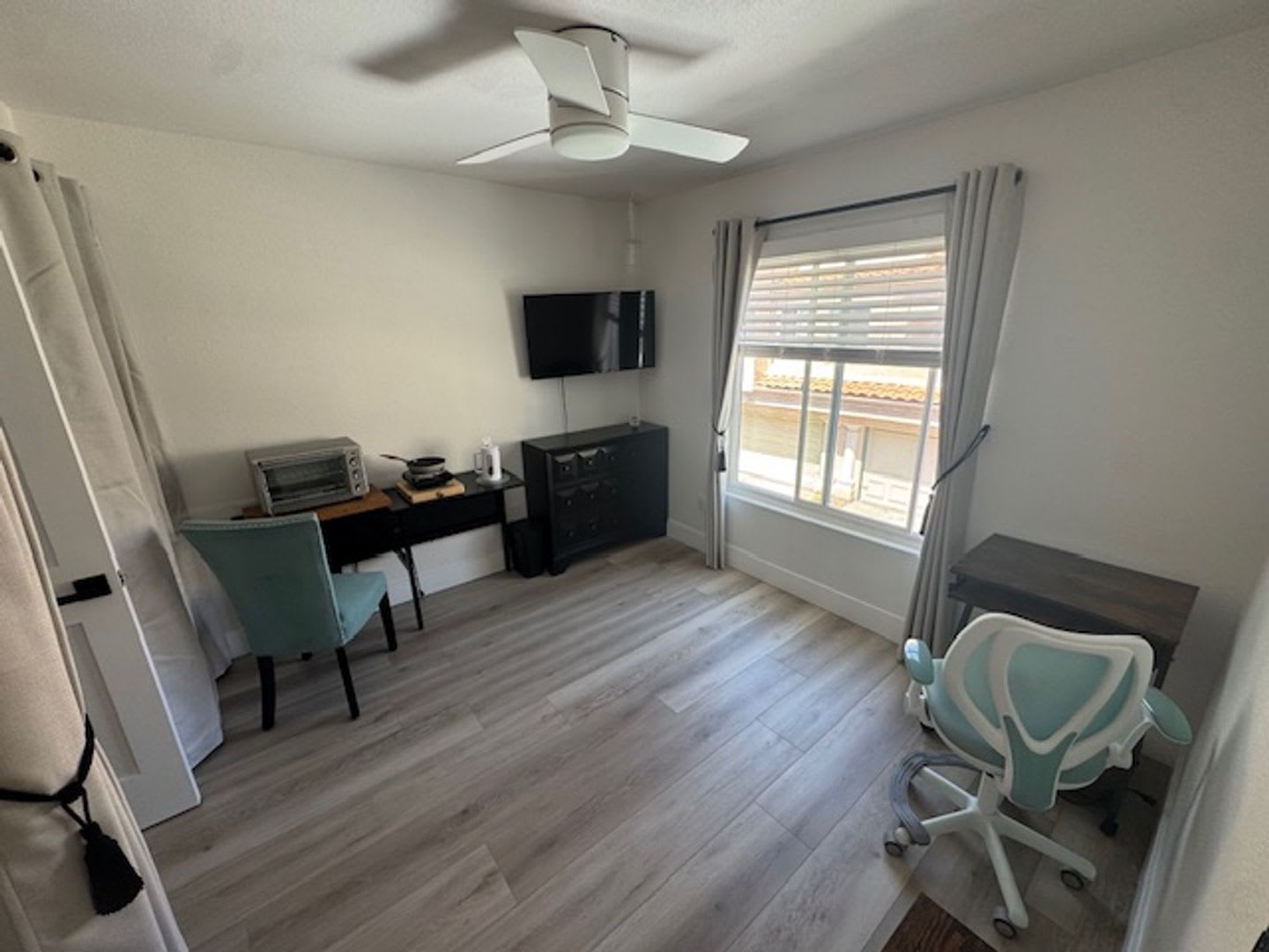 Furnished Bedroom rental with Bonus Kitchenette and office room – photo 3
