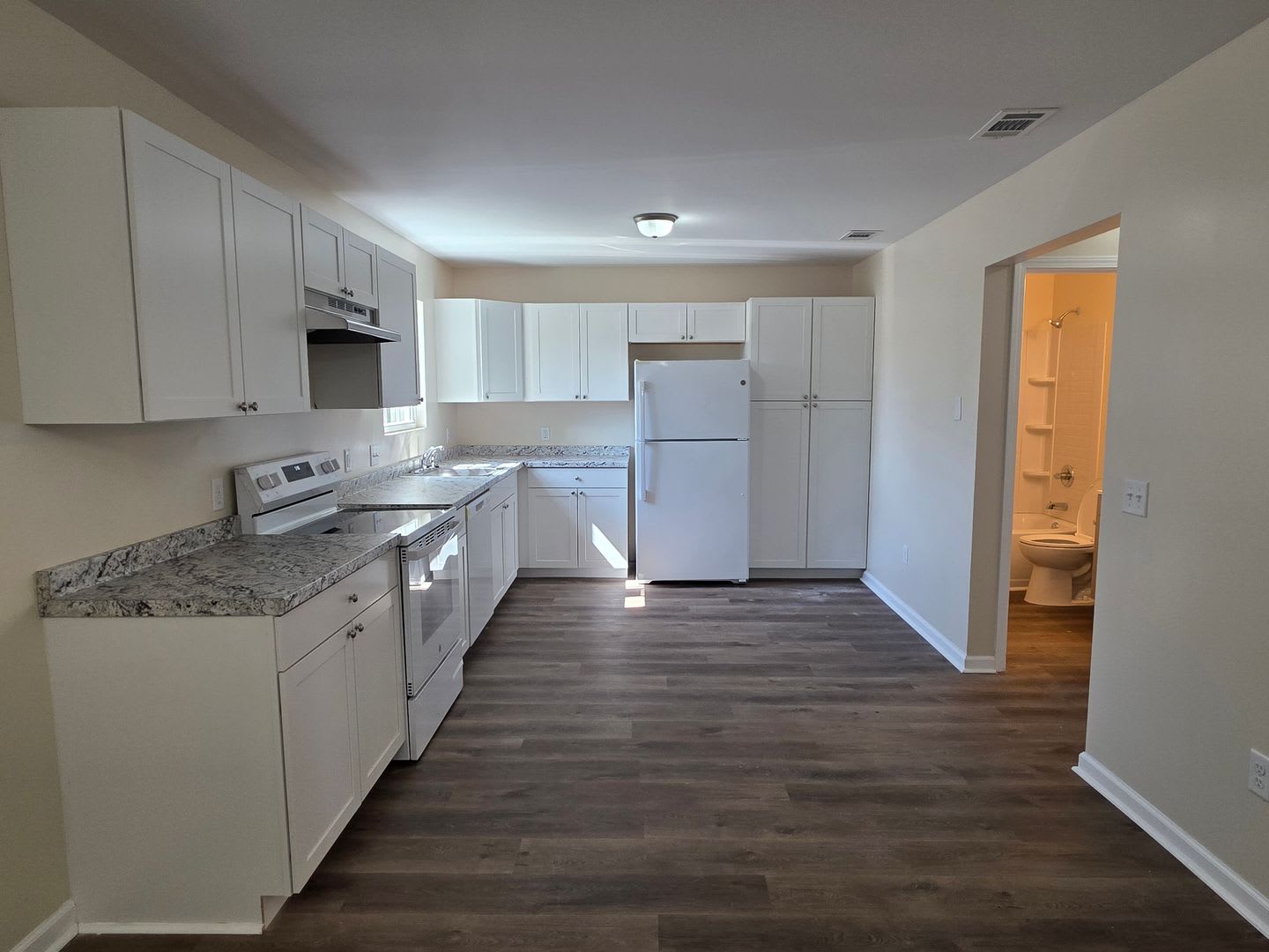 Newly Renovated Townhome in Towne Park Villas – photo 5