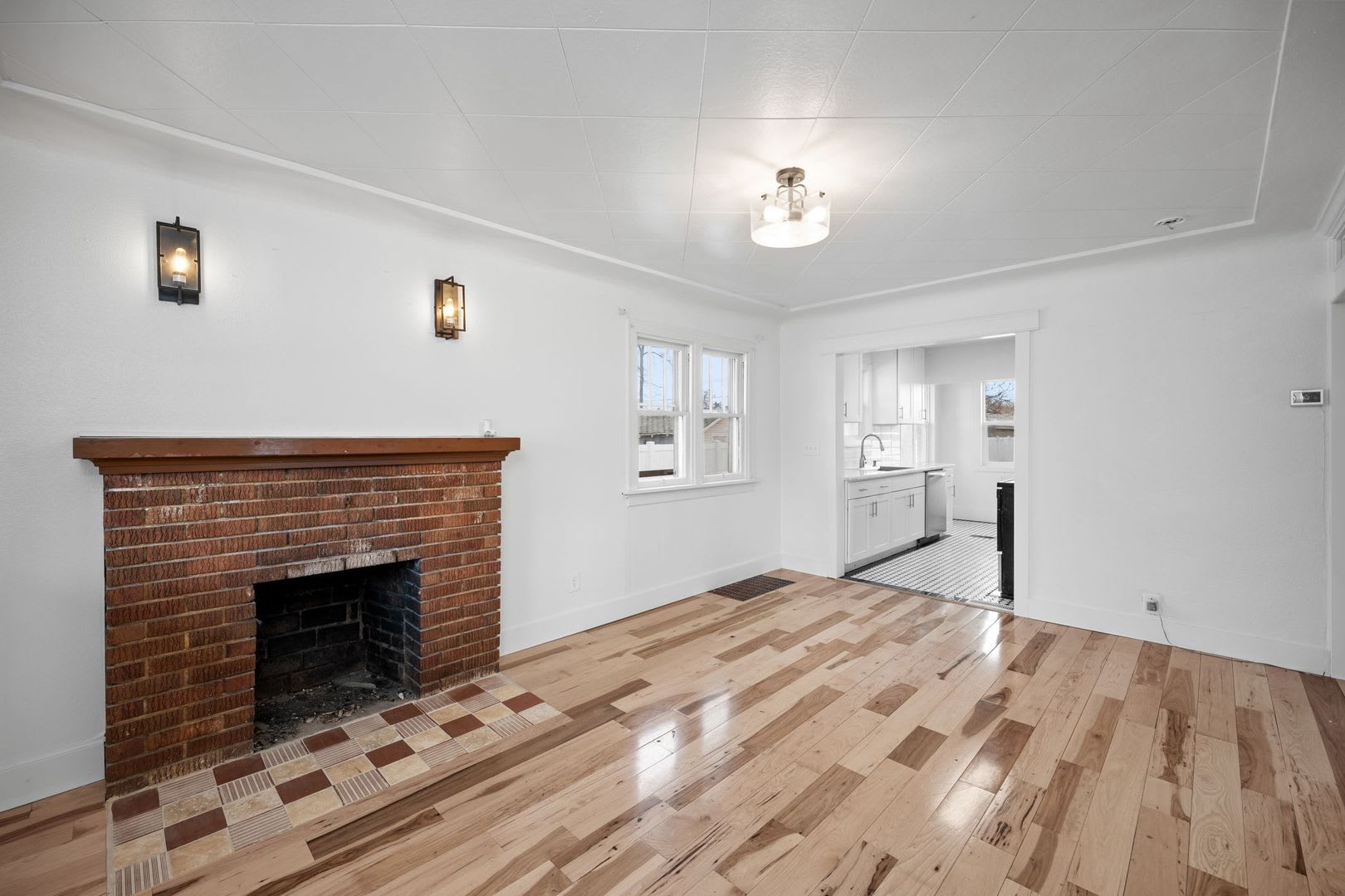 Remodeled 3BR/2BA Brick Bungalow – photo 2