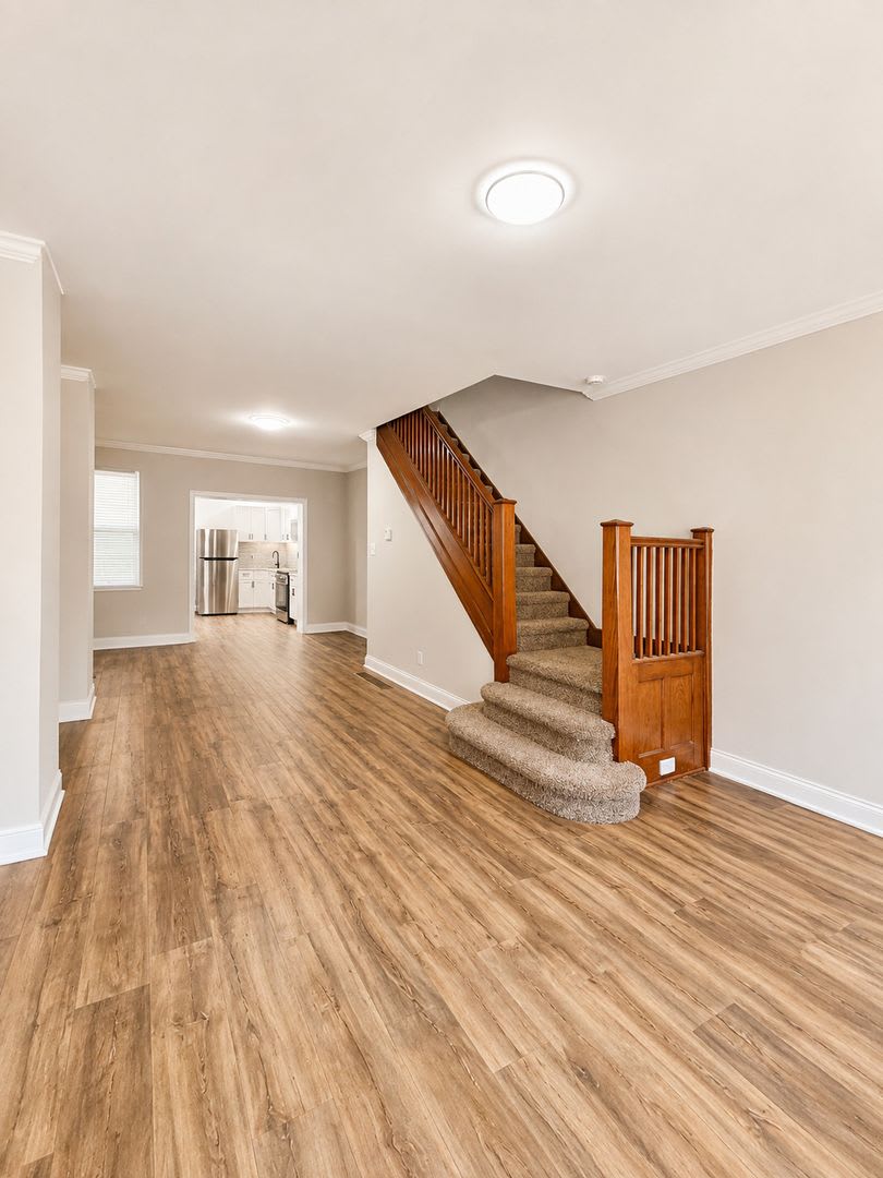 3-Bedroom Harrowgate Townhouse with Large Backyard – photo 3