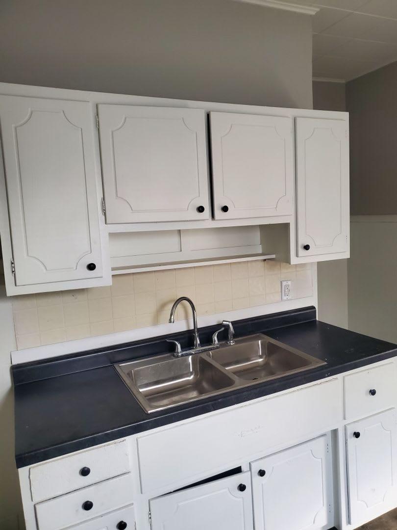 For Rent: 623 W 9th St. Spacious 3 Bedroom Home! Nice Porch! Pet Friendly! – photo 5