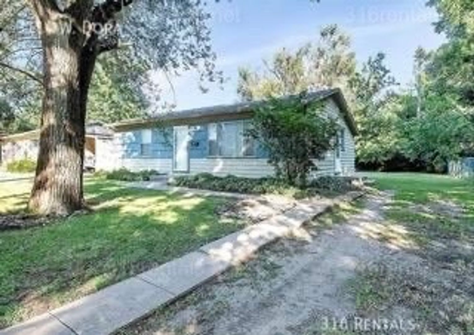 895 2 Bed 1 Bath Single Family Home – photo 2