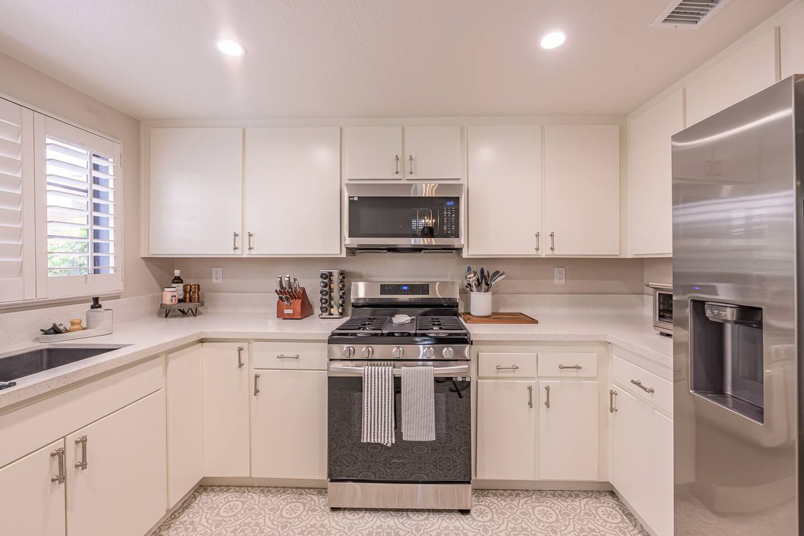 Spacious 3BR/3BA Townhome – photo 5