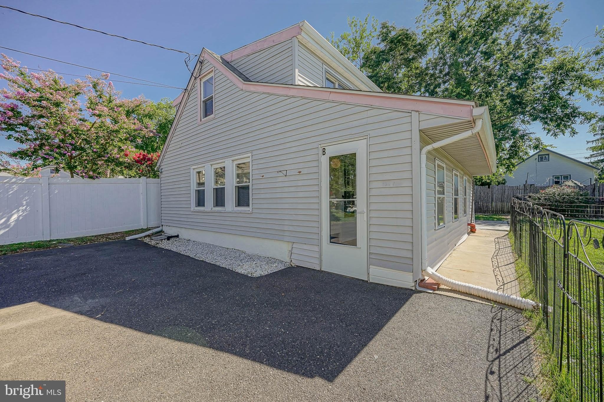 136 N READ Avenue – photo 1