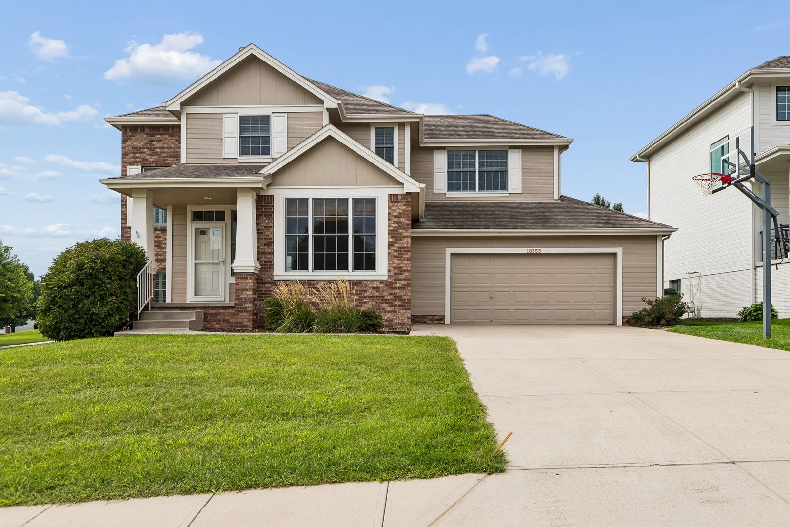 Gorgeous 4 Bedroom In The Grove!! – photo 1