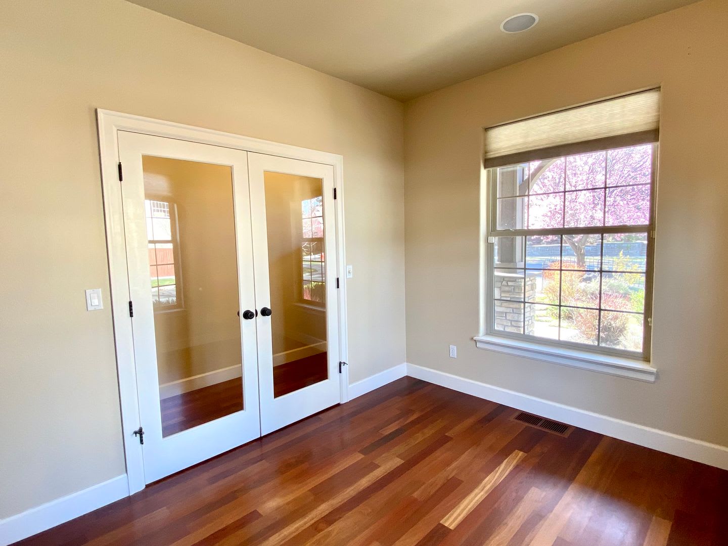 Warm & Inviting Home with Bonus Den in Prime SW Bend Location – photo 3