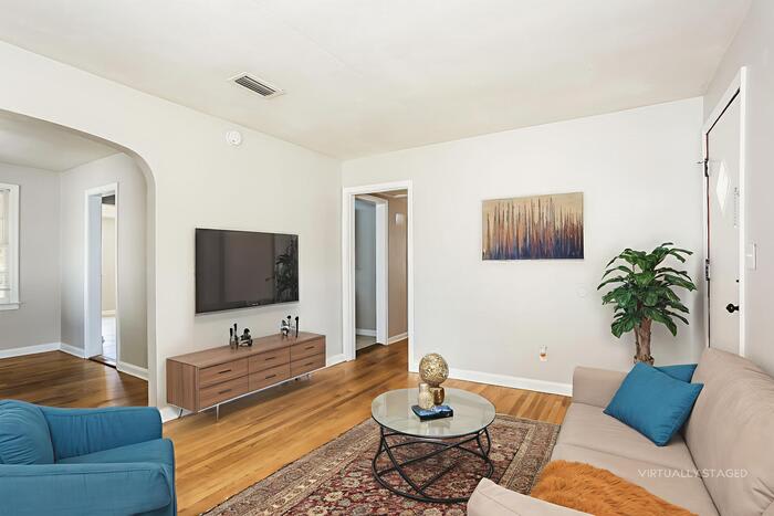 4728 Lexington Avenue – photo 4