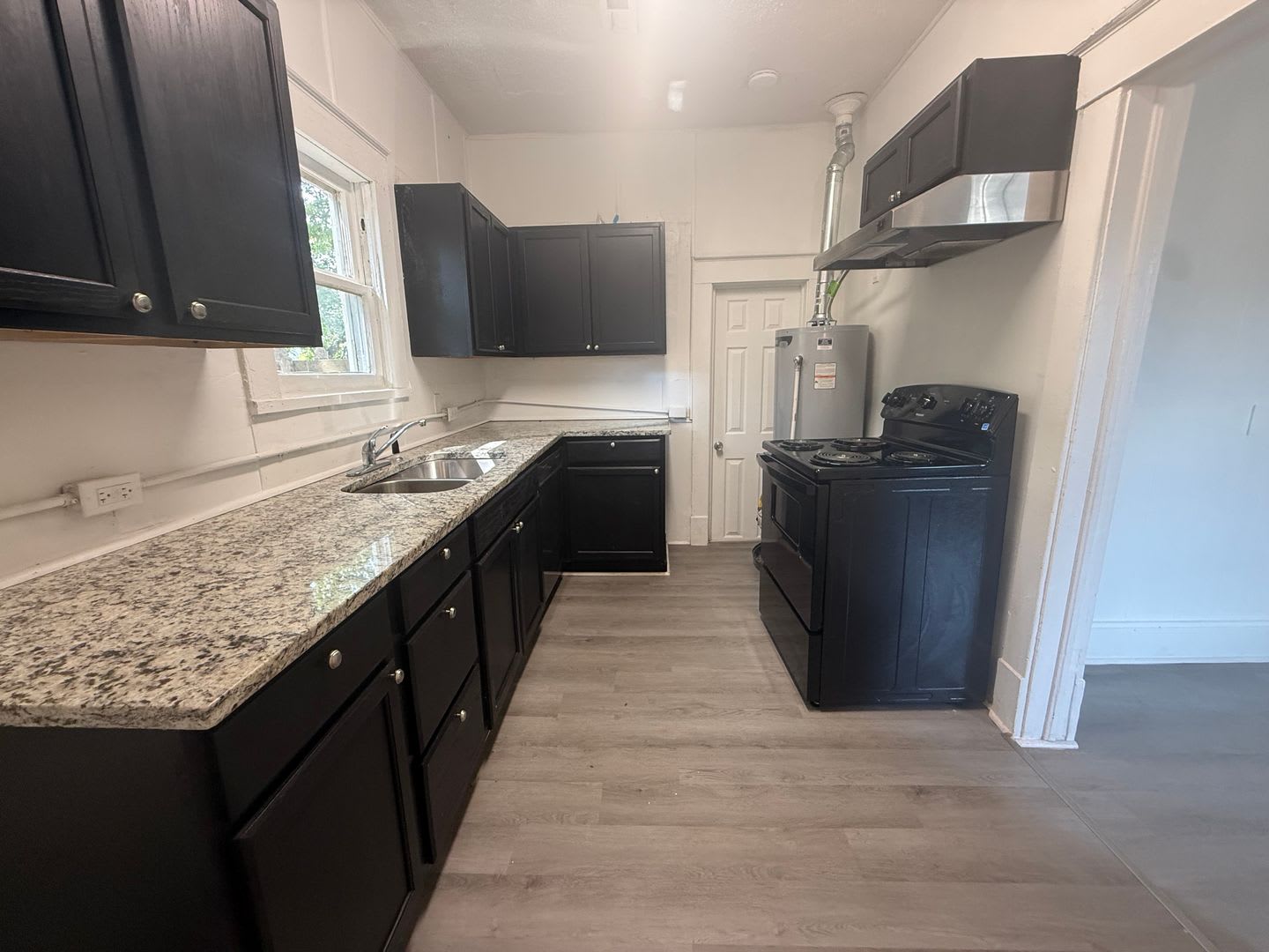 Come see this 2 Bedroom 1 Bath near Downtown! – photo 4