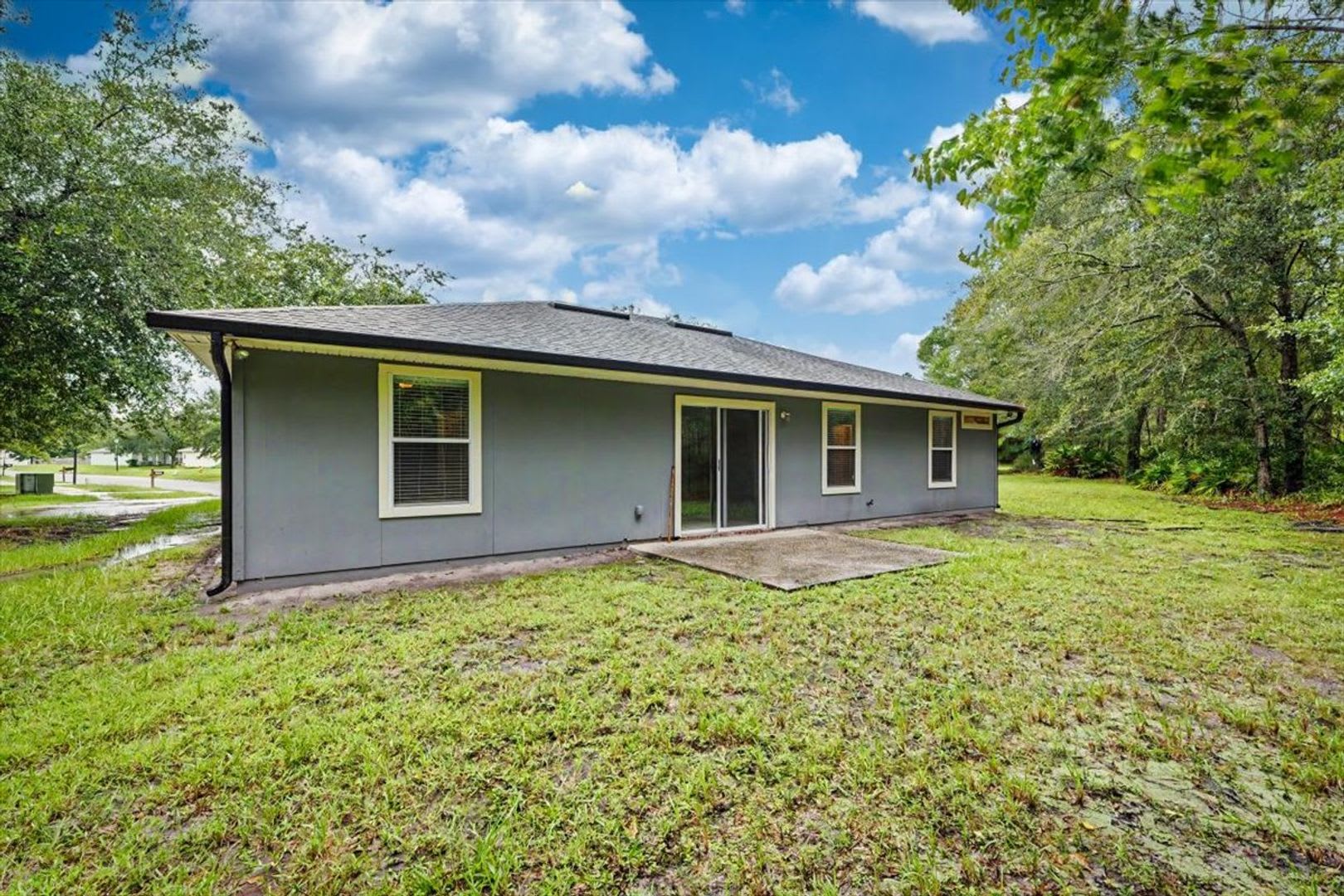 Spacious 3 Bedroom Home With 2 Car Garage Lawn Care Included – photo 2