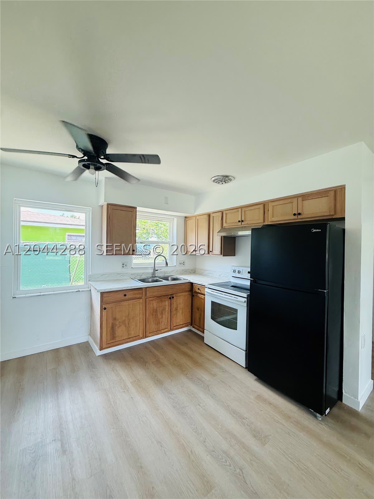 2423 Jeffcott St – photo 2