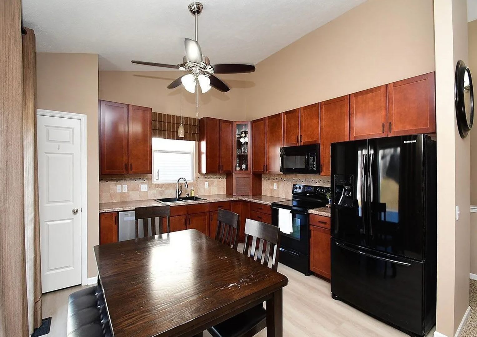 Great Elkhorn location! – photo 4