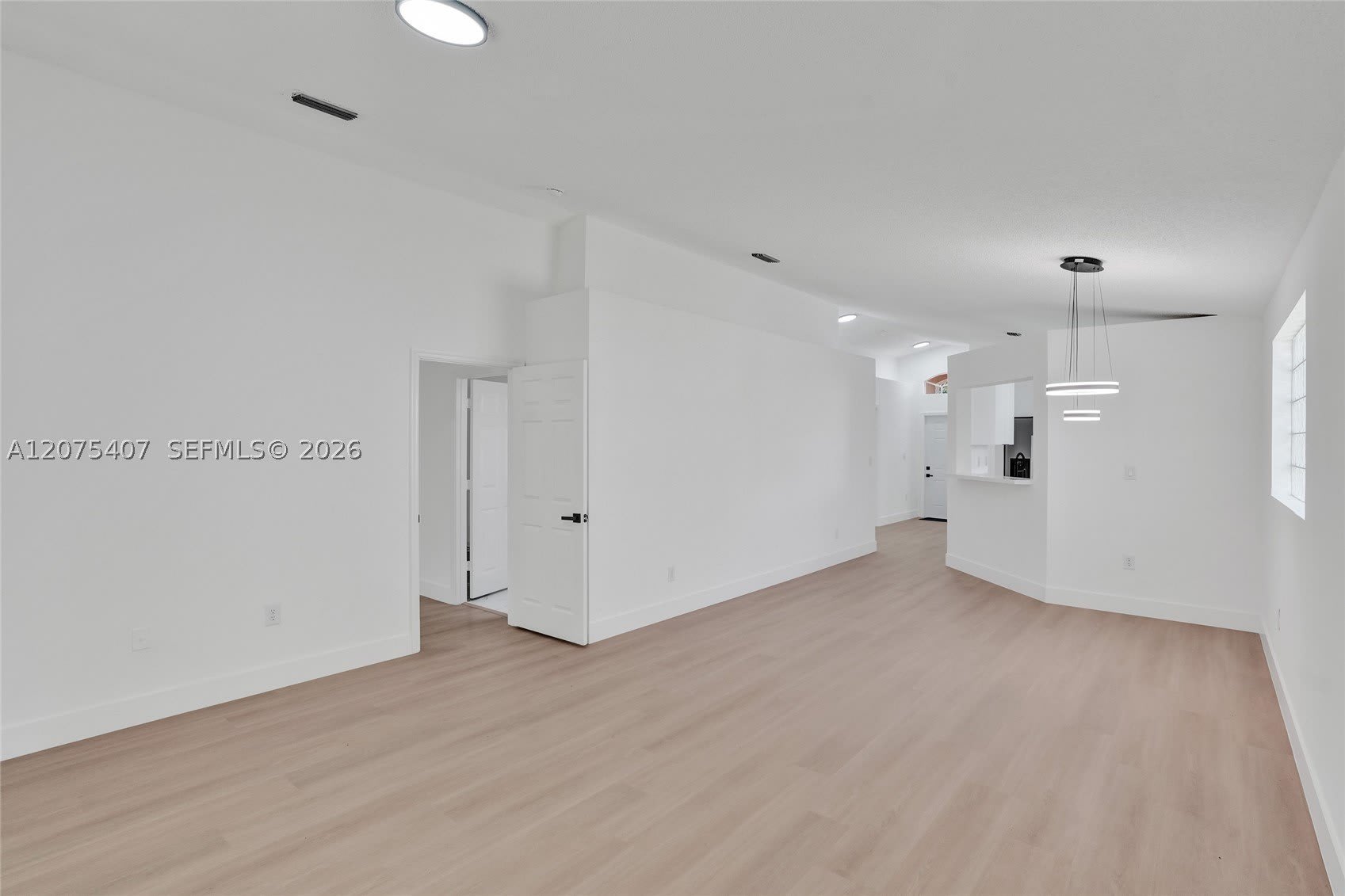 4114 Sapphire St – photo 2