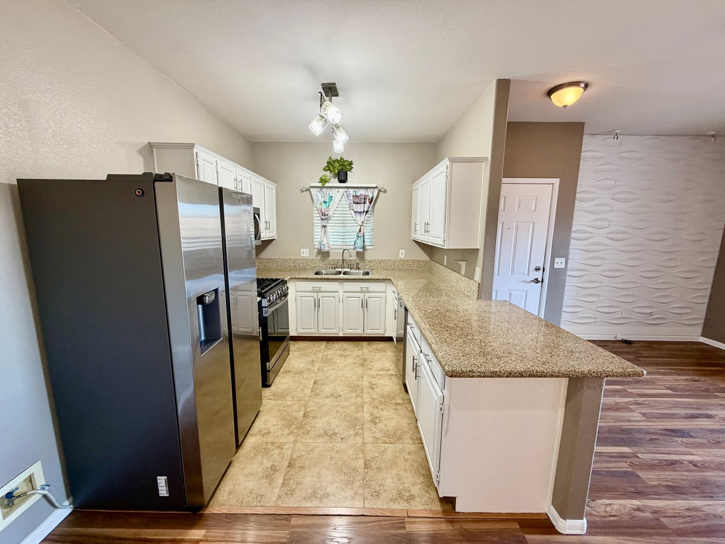 2 Bedroom Condo In Gated Se Location – photo 5