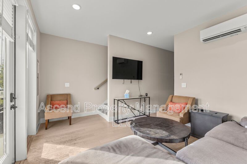 3155 Saint Elmo Avenue – photo 4