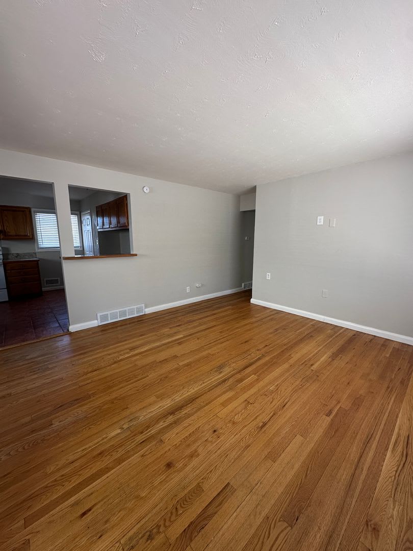 5 bedroom 2 bathroom Sinlge Family House in North Denver – photo 2