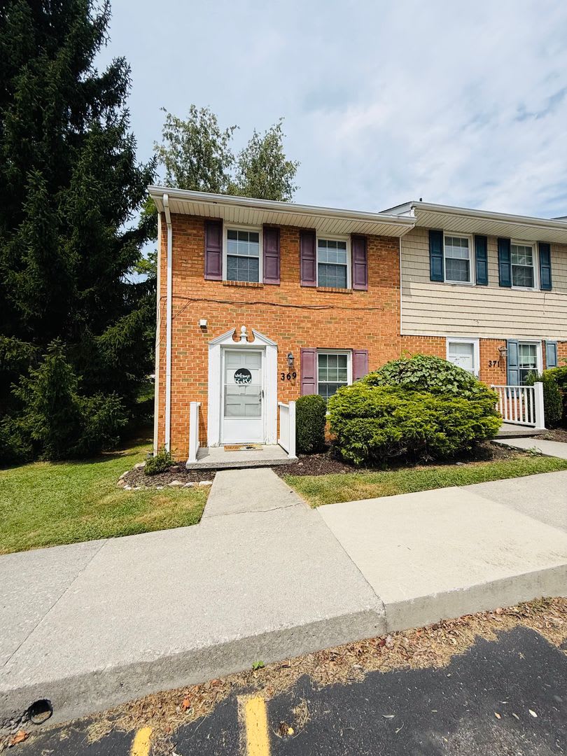 2 Bedroom, 1.5 Bath Townhouse – photo 1