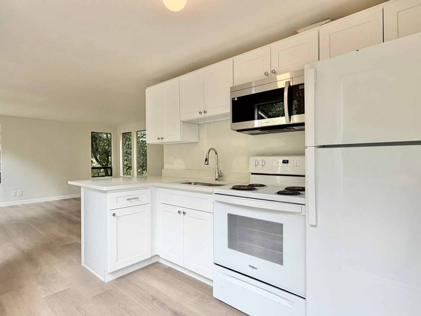 Cozy Oak Bay Retreat: Bright 1 Bedroom and Private Deck – photo 3