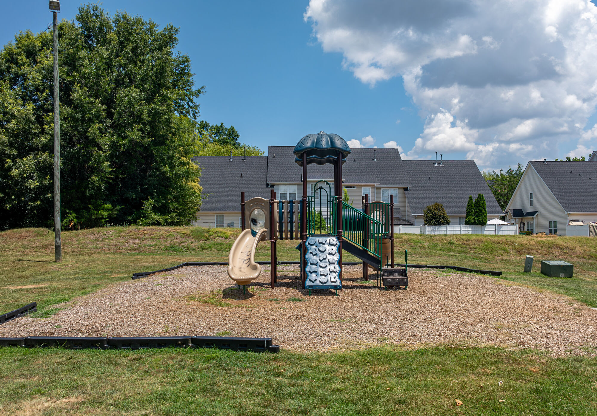 The Landings at Steele Creek Apartments – photo 2