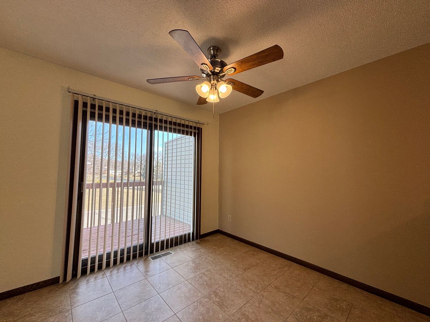 Great 3 BR/2 BA Townhome in Vadnais Heights! – photo 4