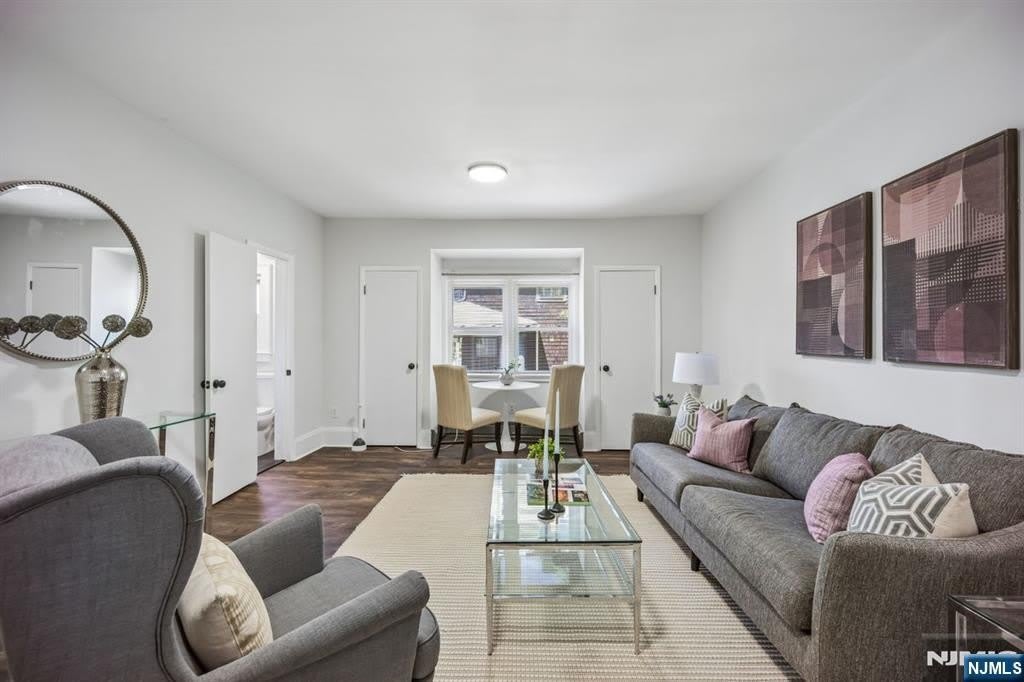 44 Gates Avenue – photo 3