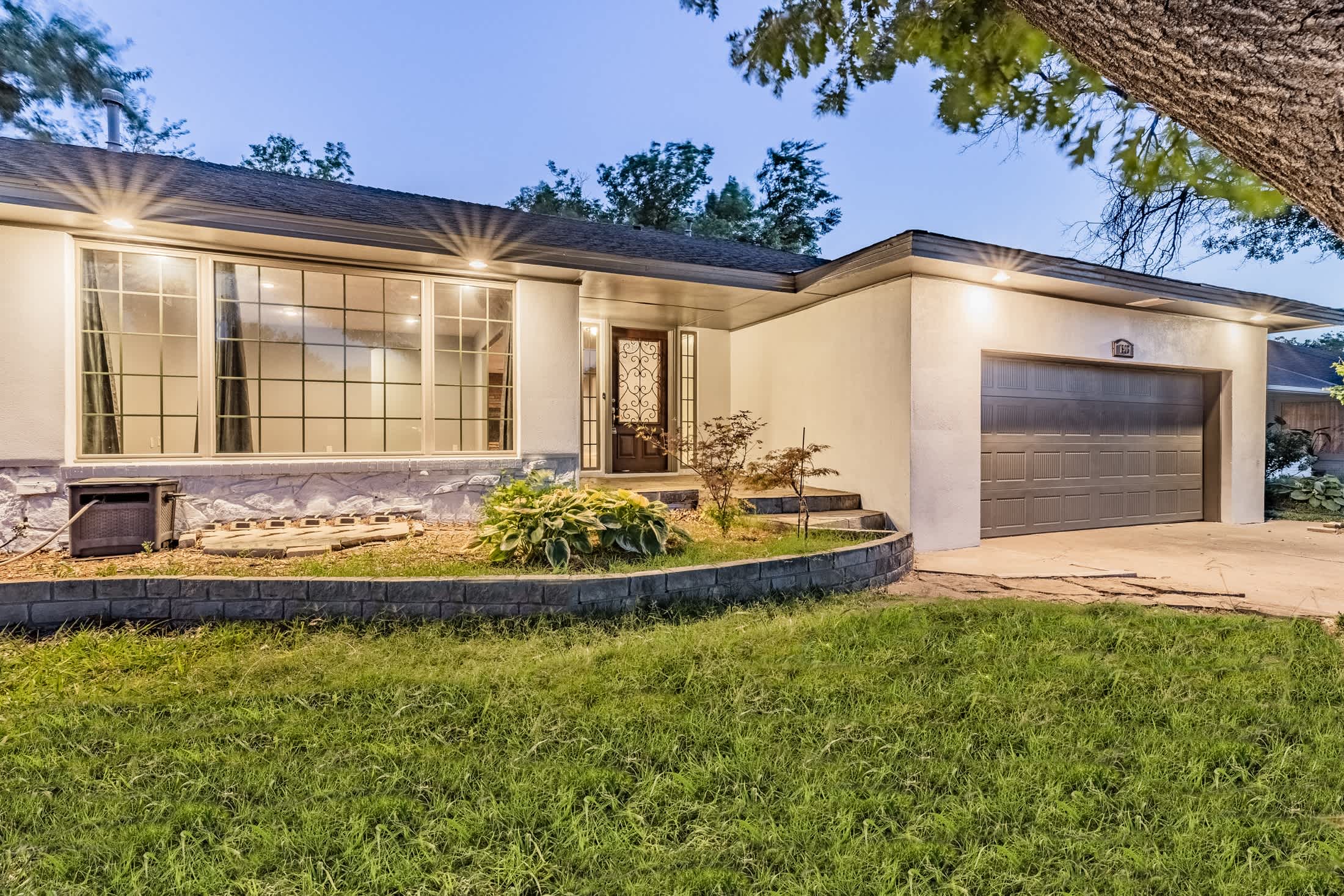 1906 Dorchester Dr – photo 2