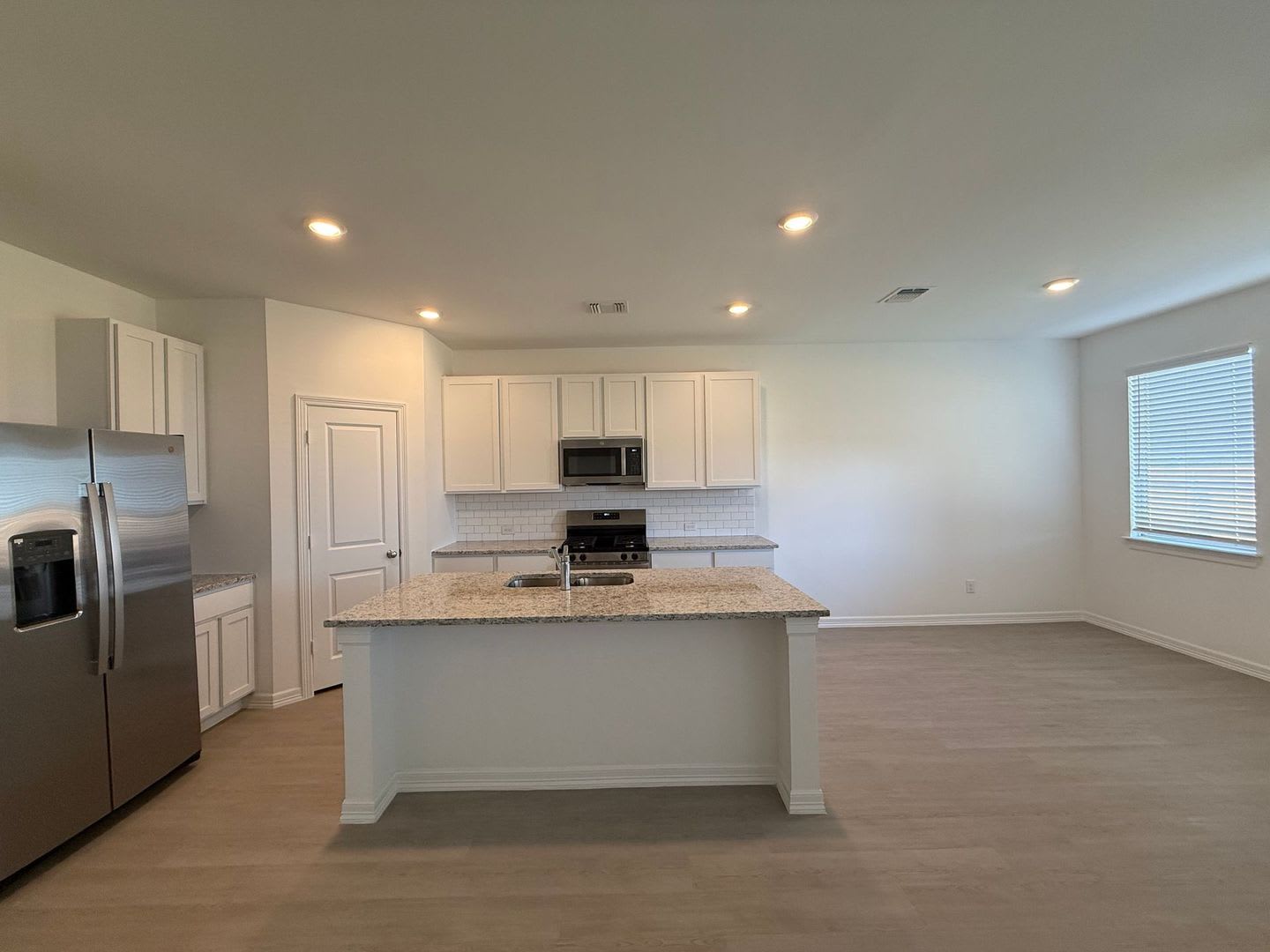 Luxurious and Spacious 4 Bedroom Home in Mustang School District – photo 5