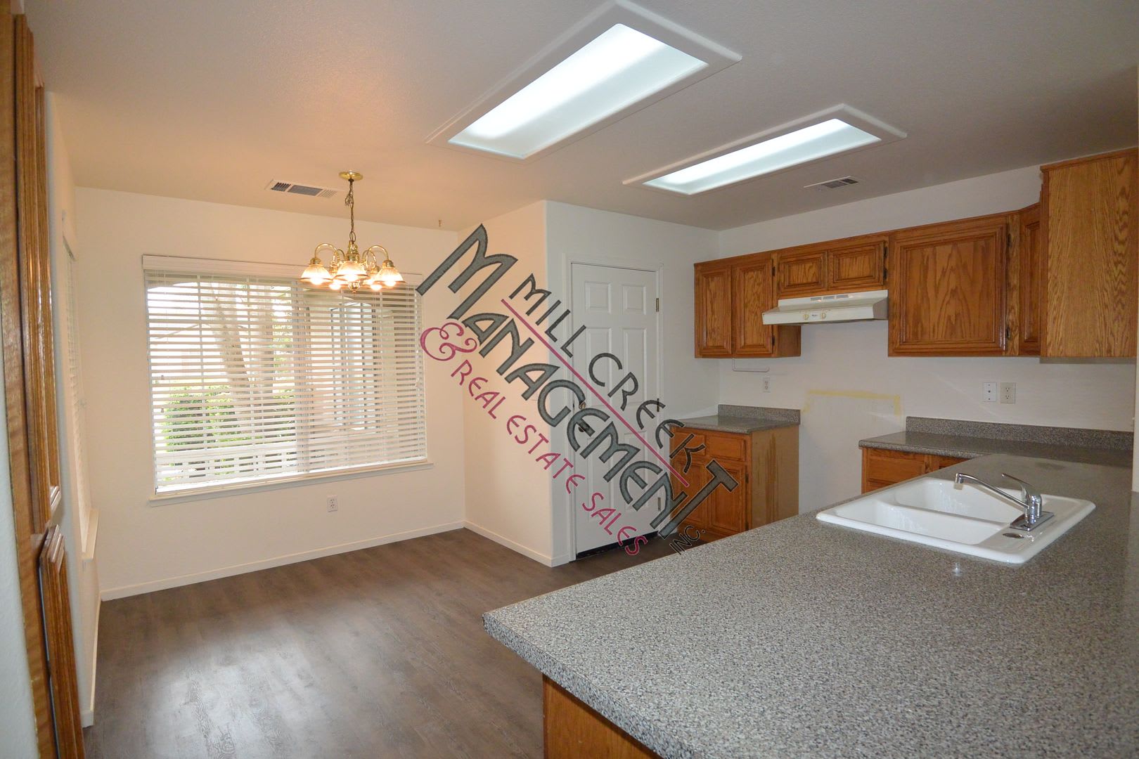 3 Bedroom 2 Bathroom Home in SW Visalia! Close to Shopping and Restaurants! – photo 4