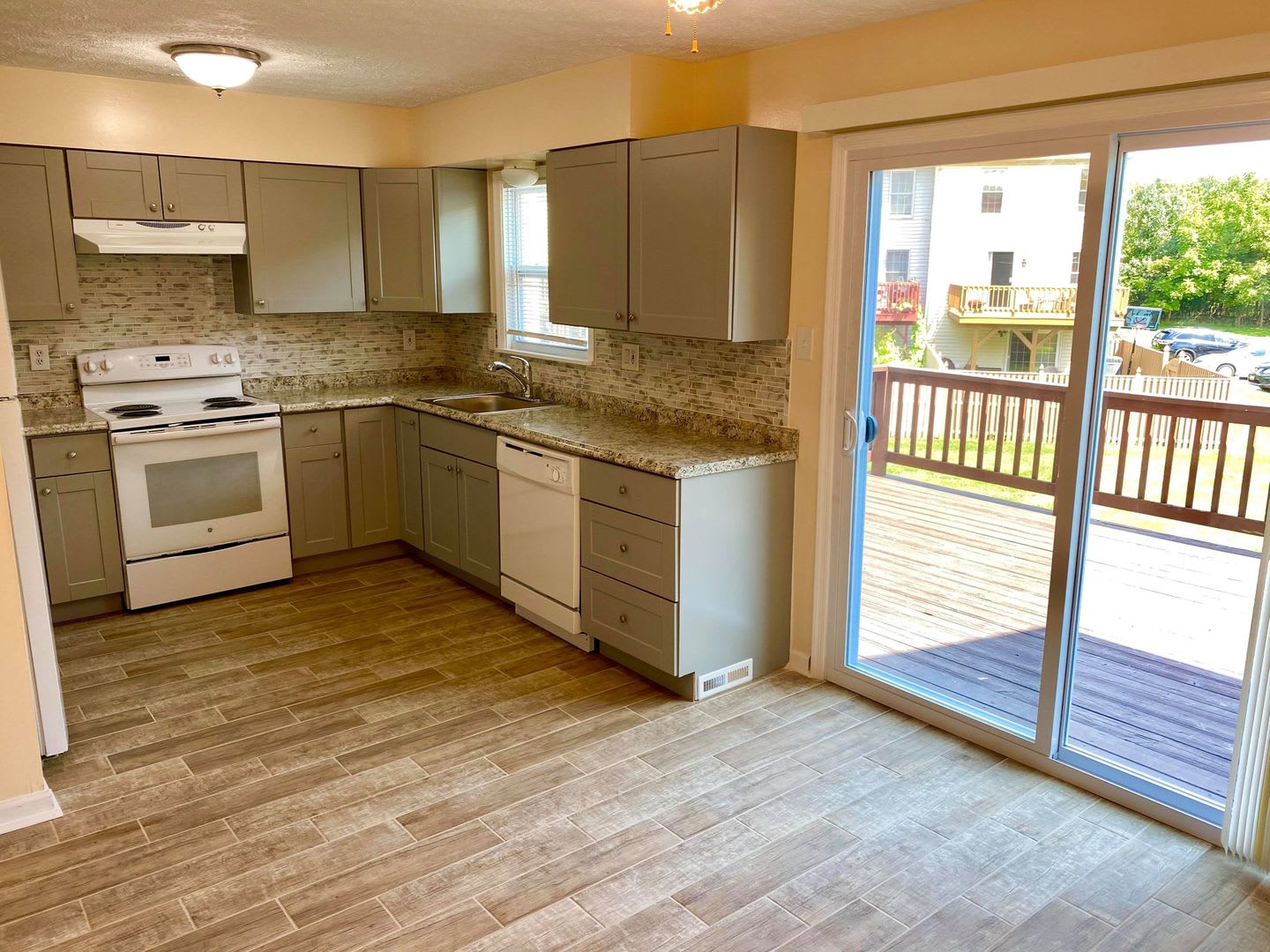 Charming 3BD/2.5BA Townhome with Large Backyard in Windsor Mill, MD! – photo 2