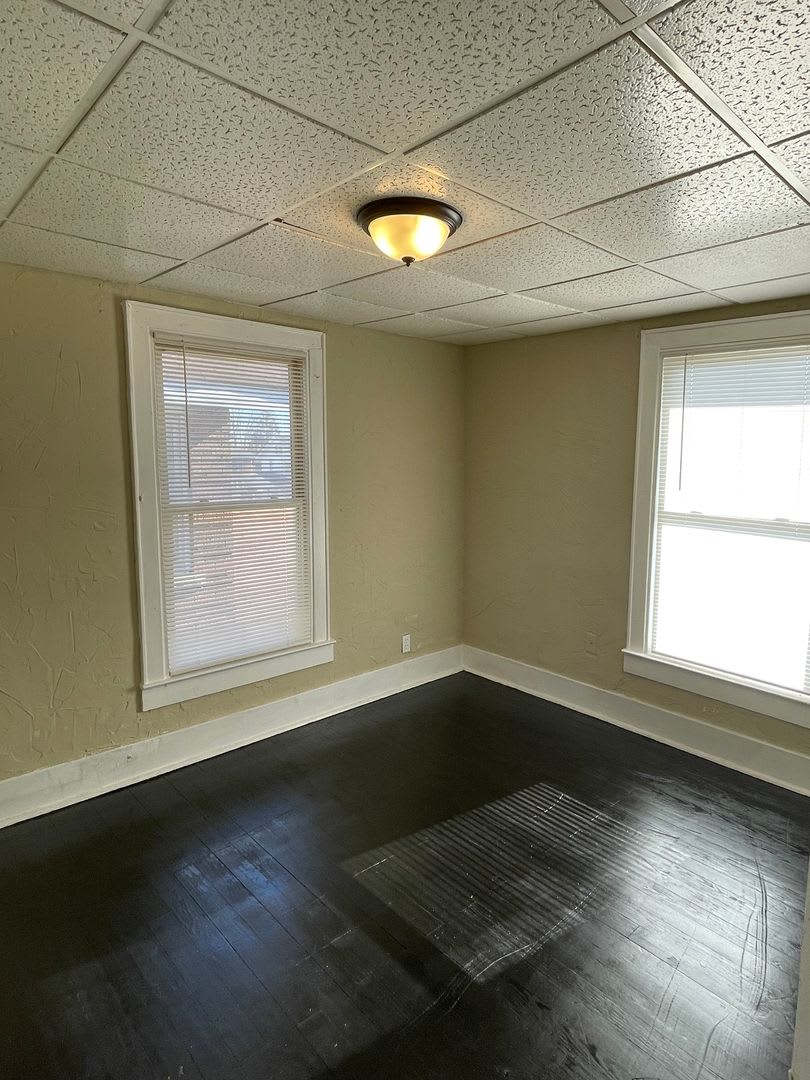 Newly Renovated Three Bedroom One Bath Upstairs Apartment – photo 3