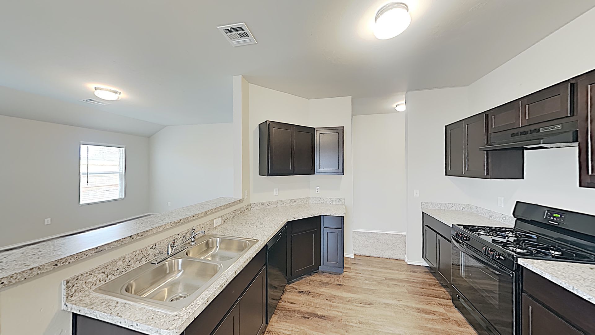 Very Nice 3 Bedroom 2 Bath Home In Mustang Schools – photo 4