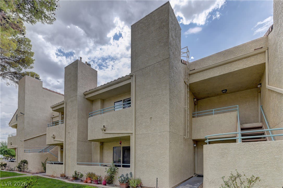820 N Sloan Lane – photo 1