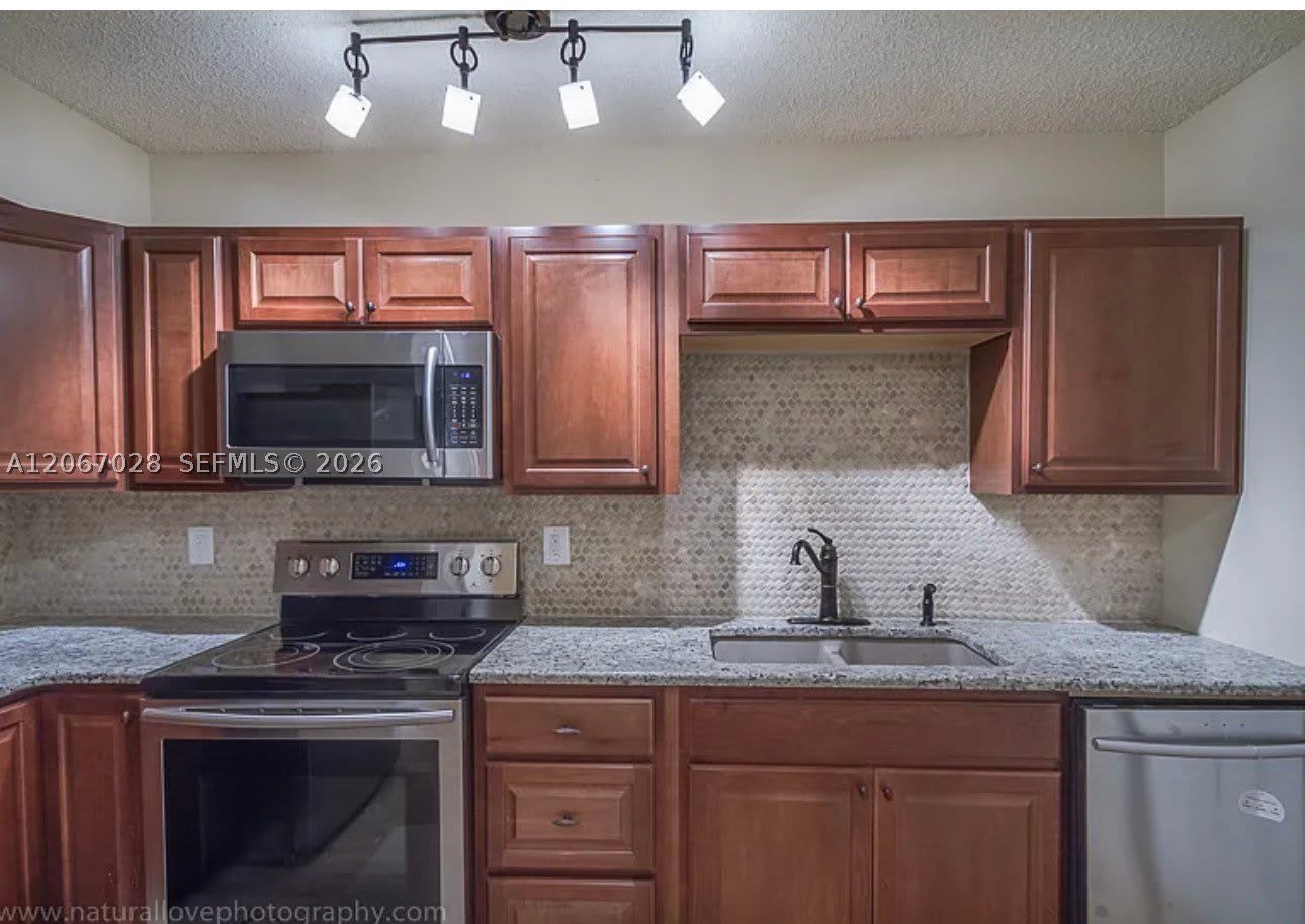 233 SE 11th Ave – photo 1