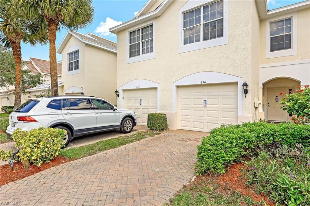 836 Hampton Cir – photo 2