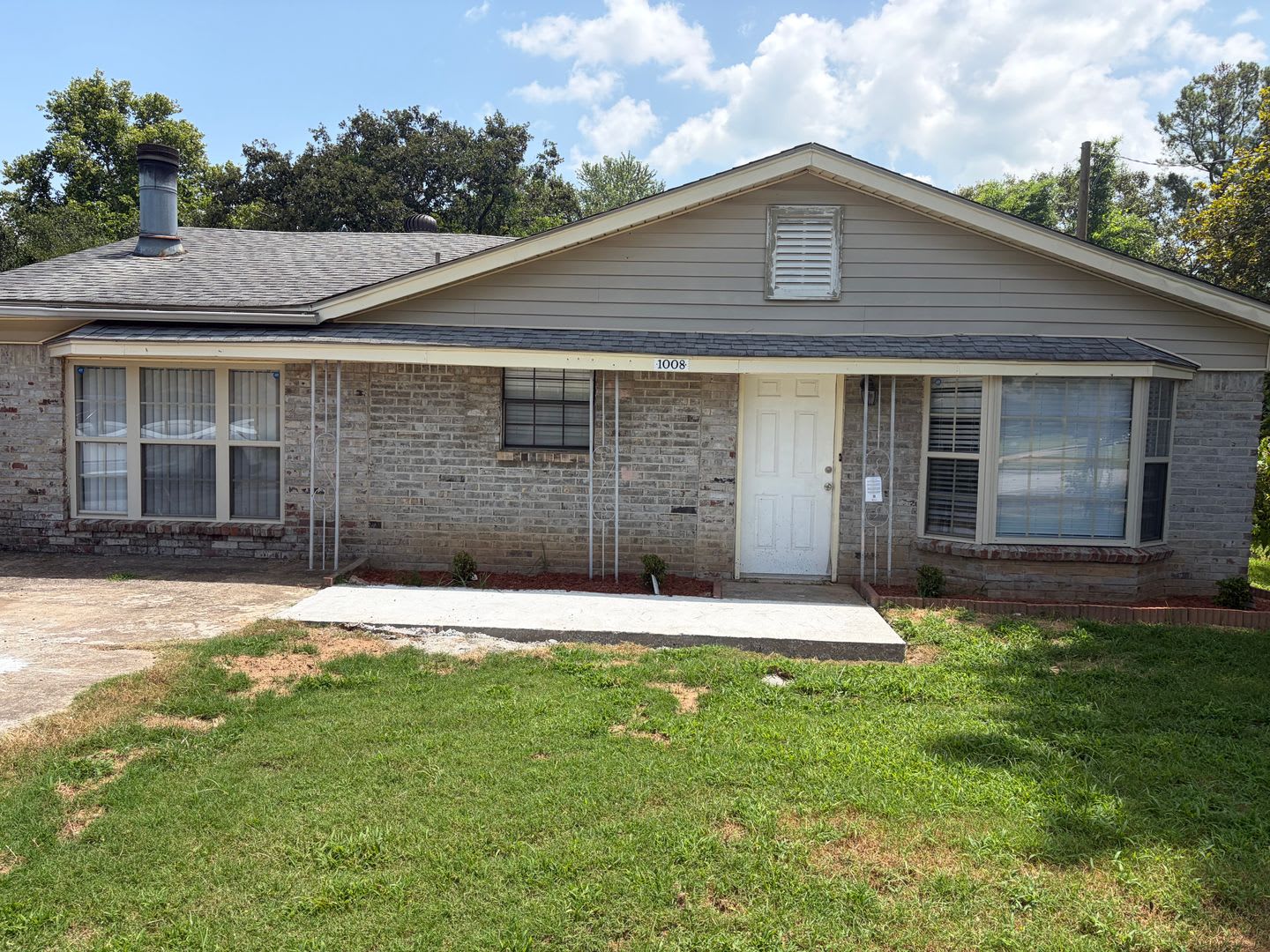 3 bedroom and 1.5 bathroom – photo 1