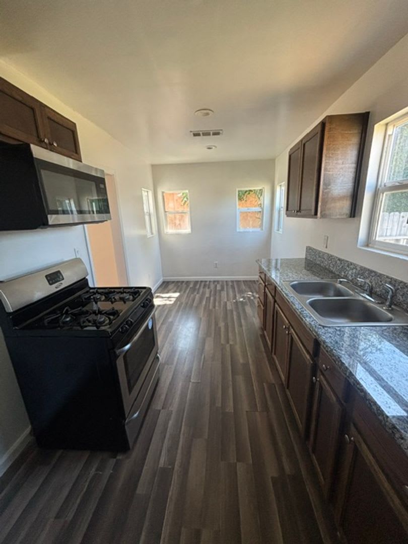 Charming 2 Bedroom, 1 Bathroom Home with Garage & Large Backyard – Available Now! – photo 3