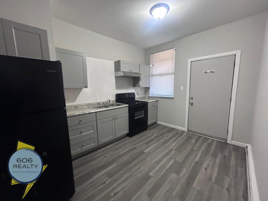 5852 South King Dr. – photo 3