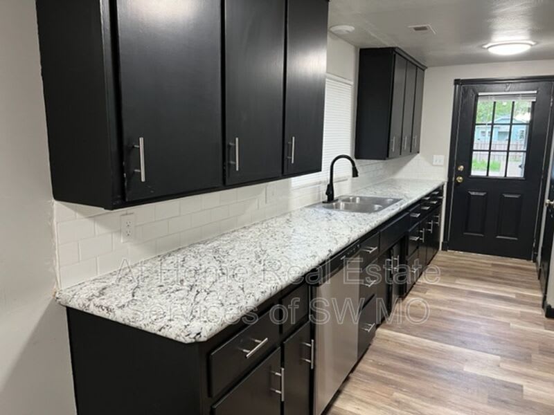 704 N Kansas Expy – photo 4