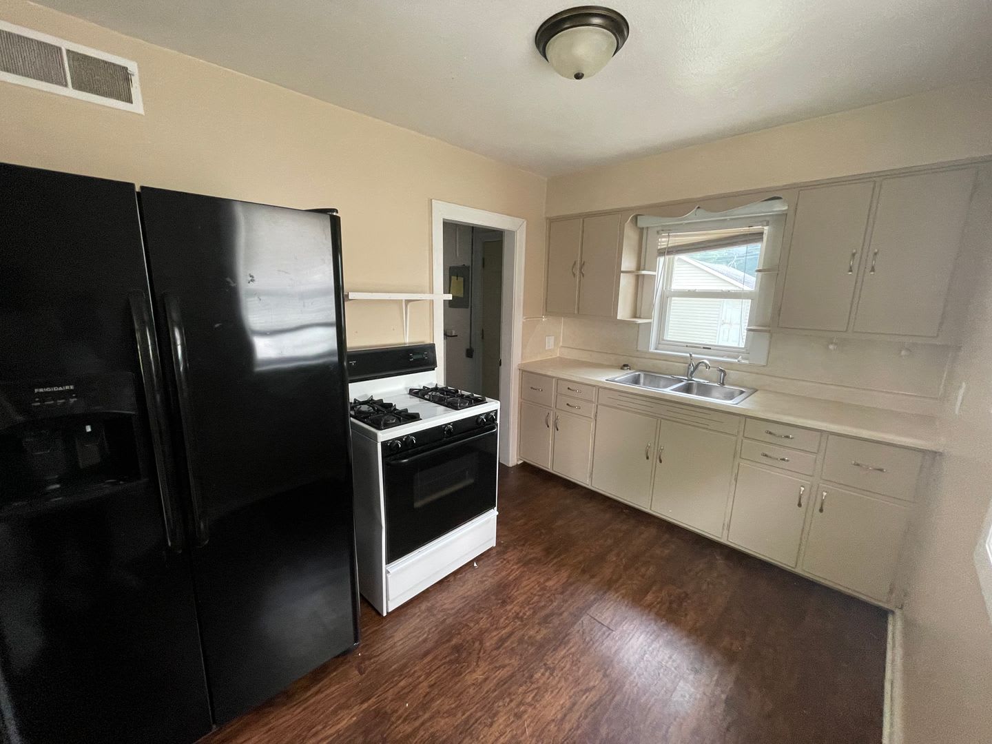 3 bedroom, 1 bathroom and detached garage! – photo 2