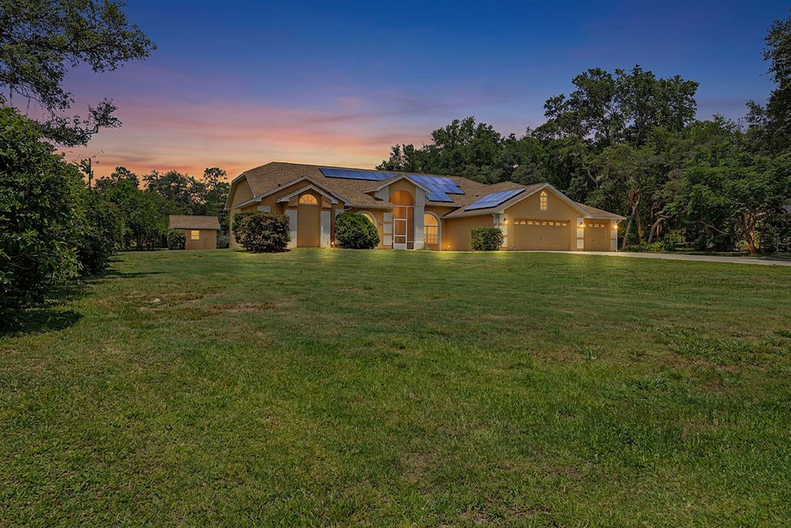 Resort Style Living- 4/2 Private Pool in Rainbow Springs Woodlands – photo 2