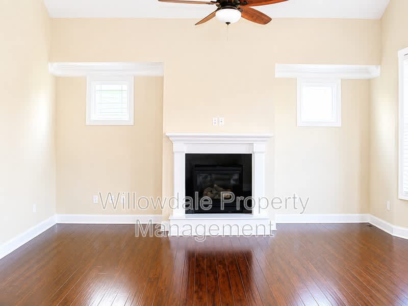 1025 Governess Ln – photo 3