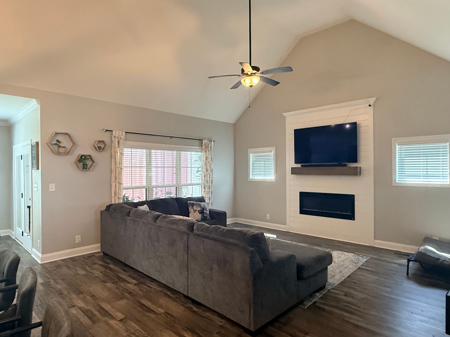 Beautiful 5-Bedroom Home with Spacious Layout & Sunroom – photo 3